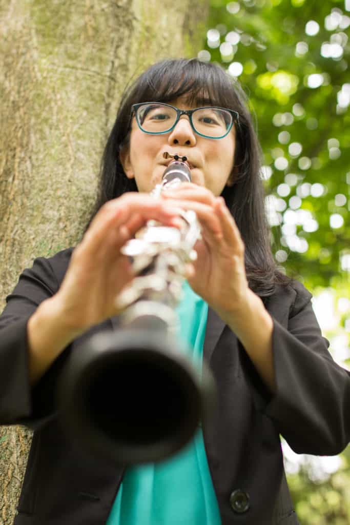 Portrait photograph of Anna Hashimoto playing her clarinet