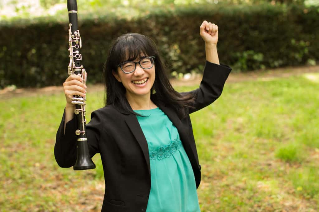 Portrait photograph of Anna Hashimoto with her clarinet